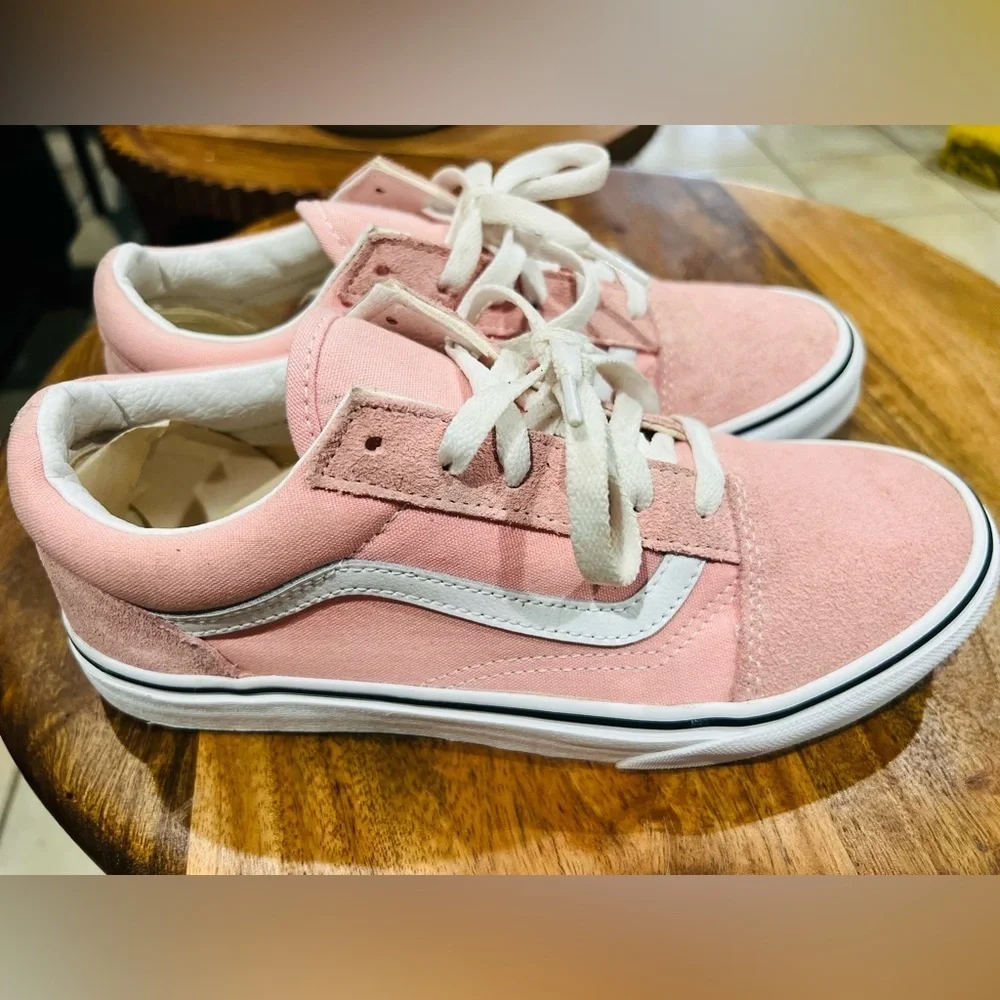 Vans Old Skool Size Juniors size 5.5 US like new conditions Super clean